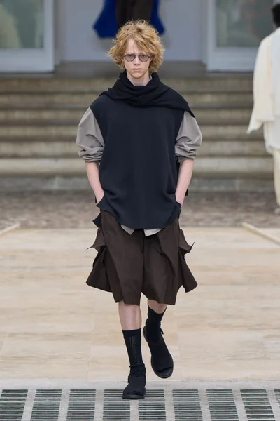 Look 16